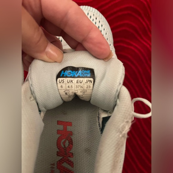 Women HOKA tennis shoes size 6 - Picture 7 of 7